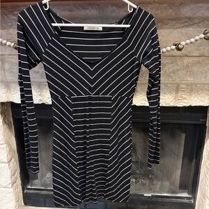 Arden B Black and White Chevron Long Sleeve mini Dress LIKE NEW